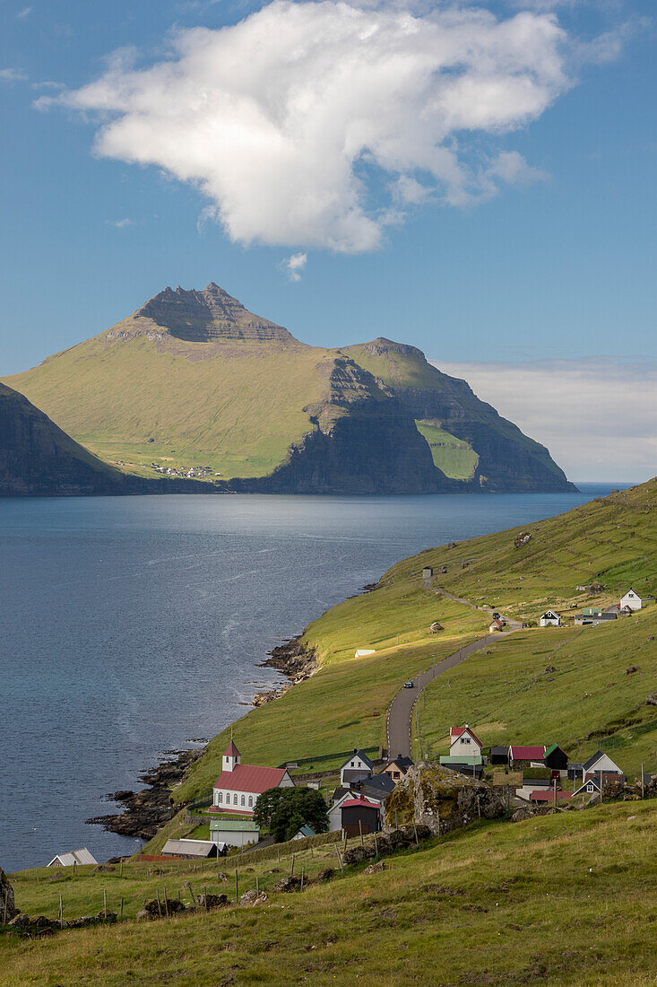 Blick auf Dorf und Kirche Kunoy, Färöer. Berge und Fjord.