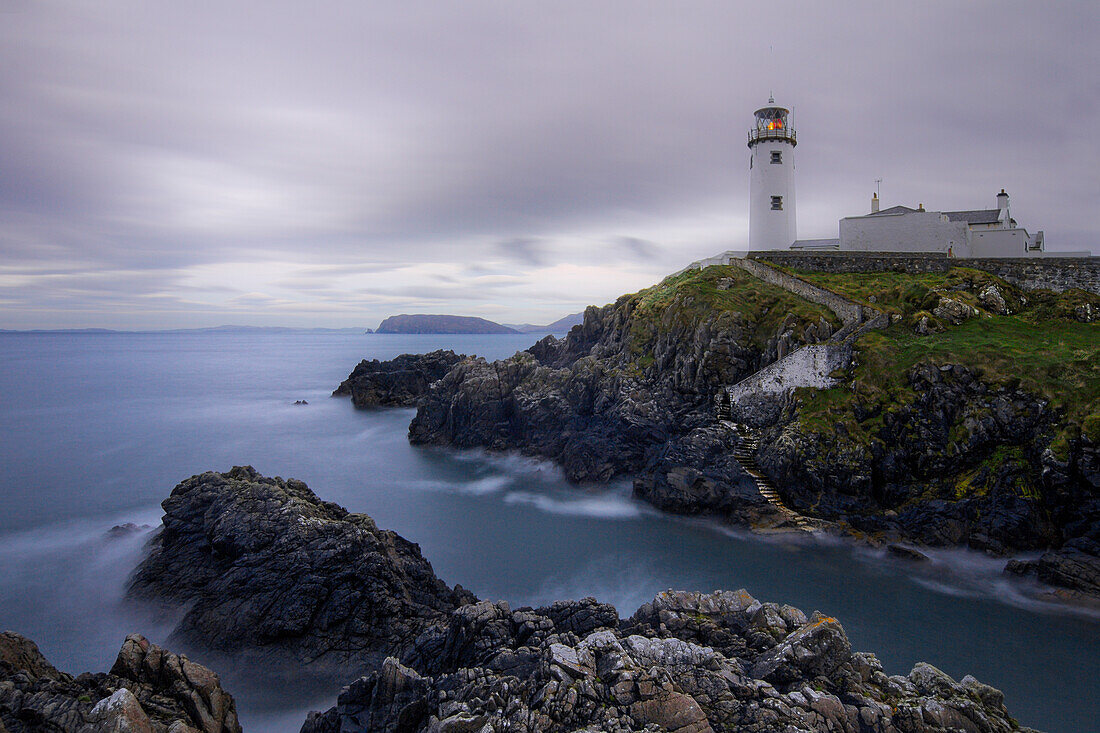 Leuchtturm Fanad Head, Felsküste, Ballinacrik, Donegal, Irland.
