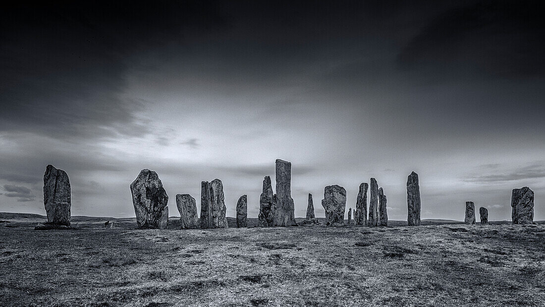 Steinkreis Callanish stone circle, Isle of Lewis, Schottland. schwarz, weiß.