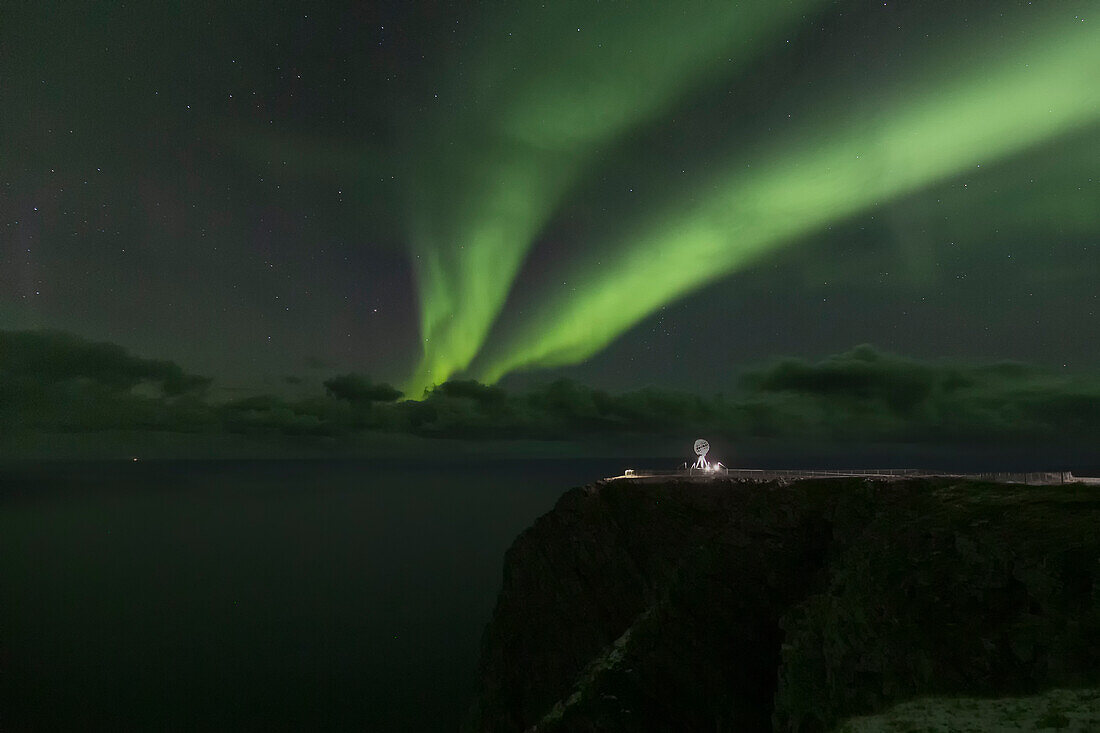 Beleuchtete Weltkugel am Nordkap, Finnmark, Norwegen unter Nordlicht.