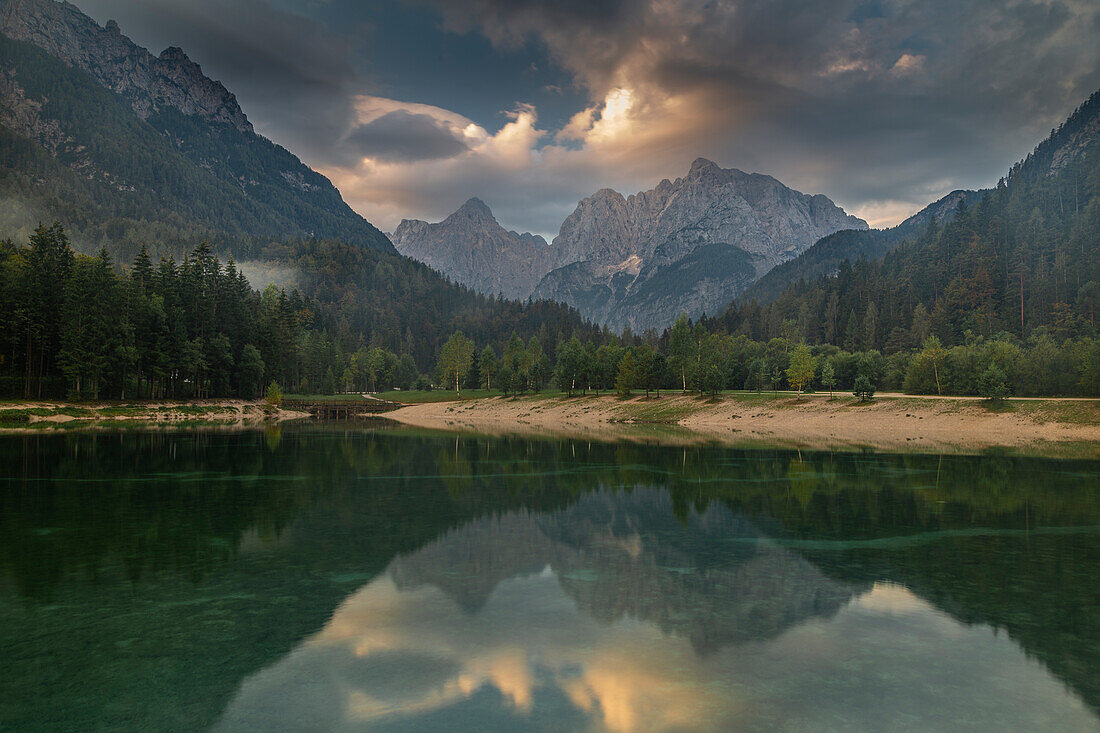 See Jezero Jasna, Berge im Hintergrund, Spiegelung im Wasser, Kranjska Gora, Slowenien.