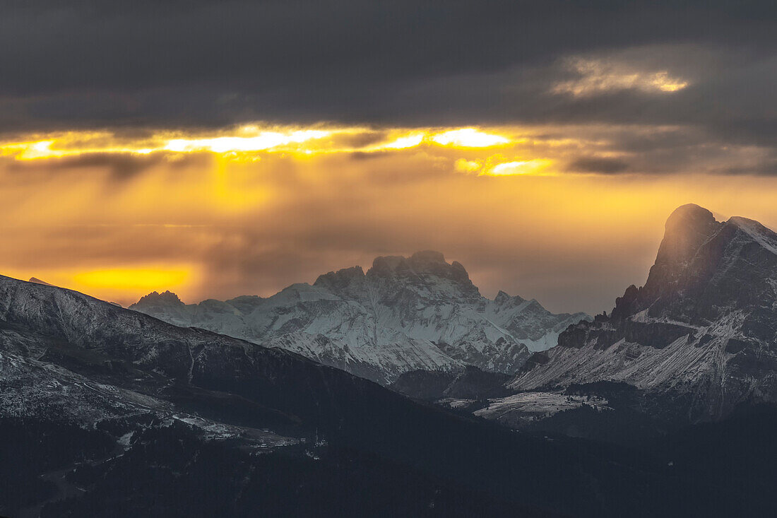 Bergpanorama zum Sonnenaufgang, Südtirol, Klausen, Italien. Sonnenstrahlen, Schnee.