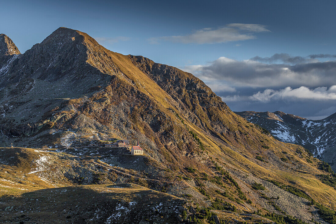 Berghütte und Kirche des heiligen Kreuzes Latzfons, Latzfonser Kreuz, Klausen, Südtirol, Italien.