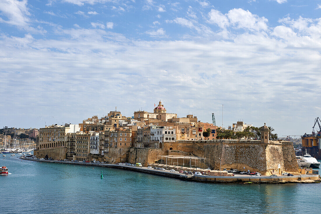 Blick auf die La Guardiola, Safe Haven Gardens mit der St. Philip's Church im Hintergrund, Valletta, Malta, Europa