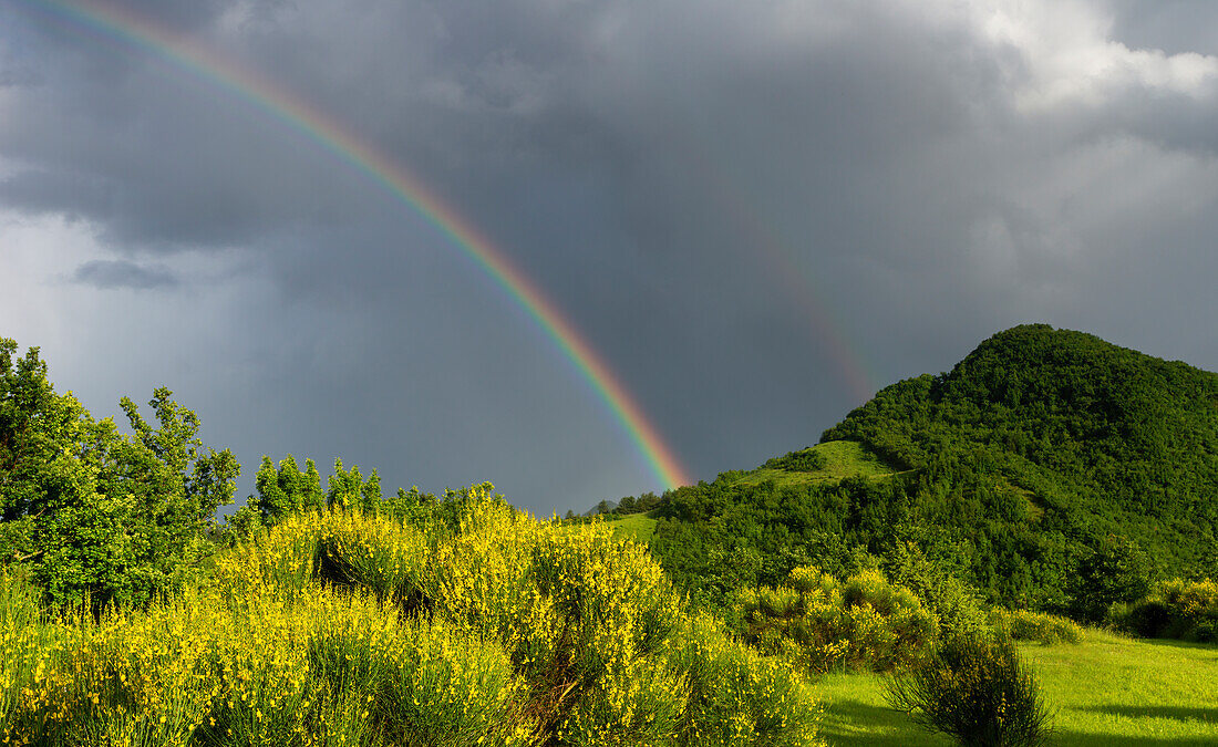 Farbenprächtige Regenbogen in den Marken, Italien