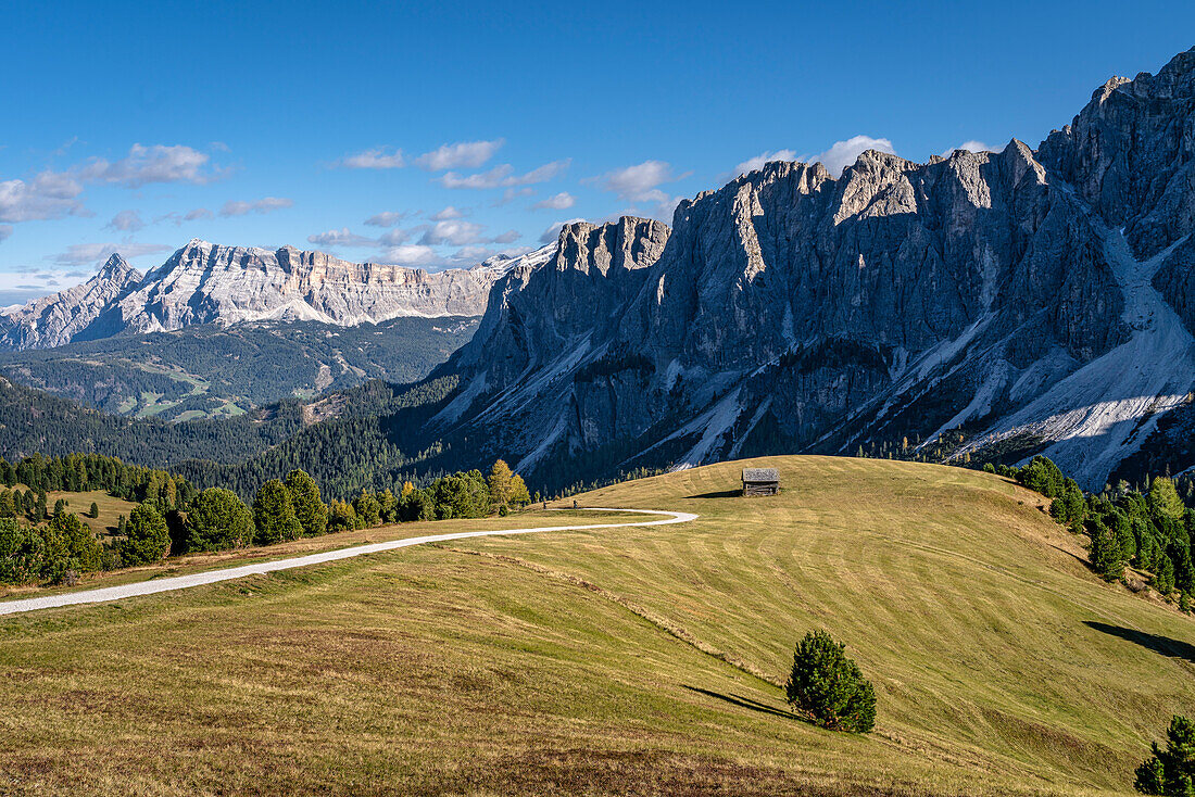 Small hut in front of the Odle group, Puez-Odle, Lungiarü, Dolomites, Italy, Europe