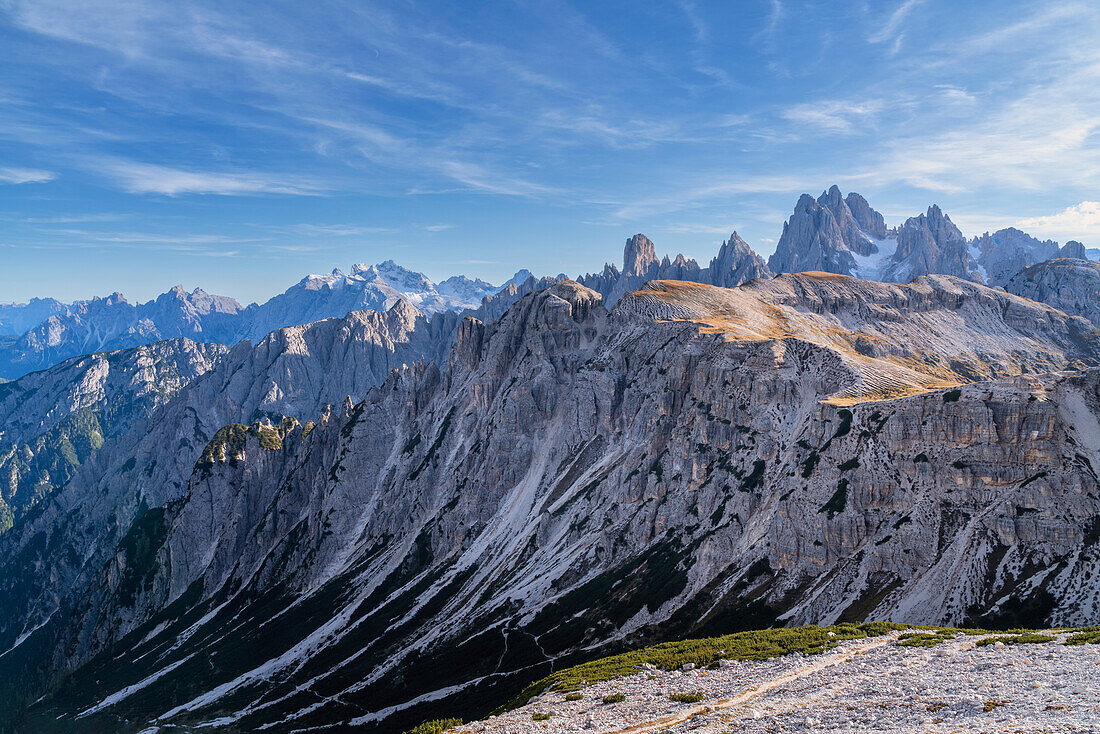 Berglandschaft in den Dolomiten von der Südseite der Drei Zinnen aus betrachtet, Südtirol, Italien, Europa