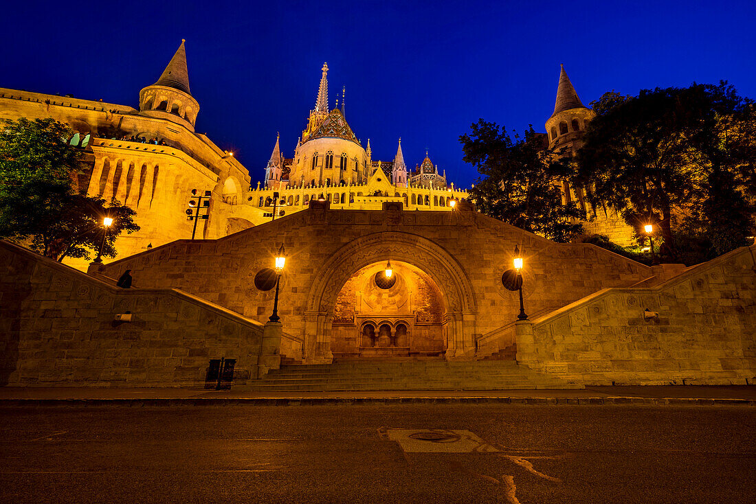 Die beleuchtete Fischerbastei während der Blauen Stunde in Budapest, Ungarn
