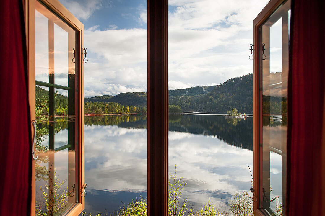 Ausblick aus einer Hütte am See, Konsmo, Norwegen