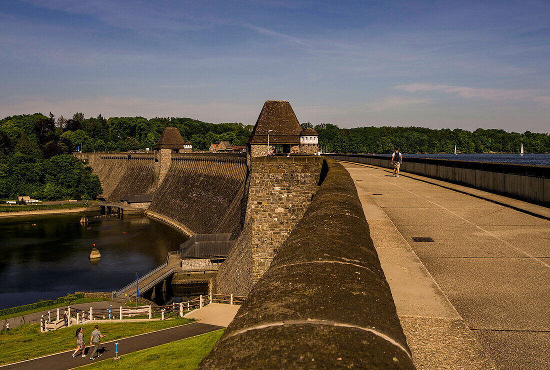 Möhnetalsperre in der Gemeinde Möhnesee, Kreis Soest, Nordrhein-Westfalen, Deutschland