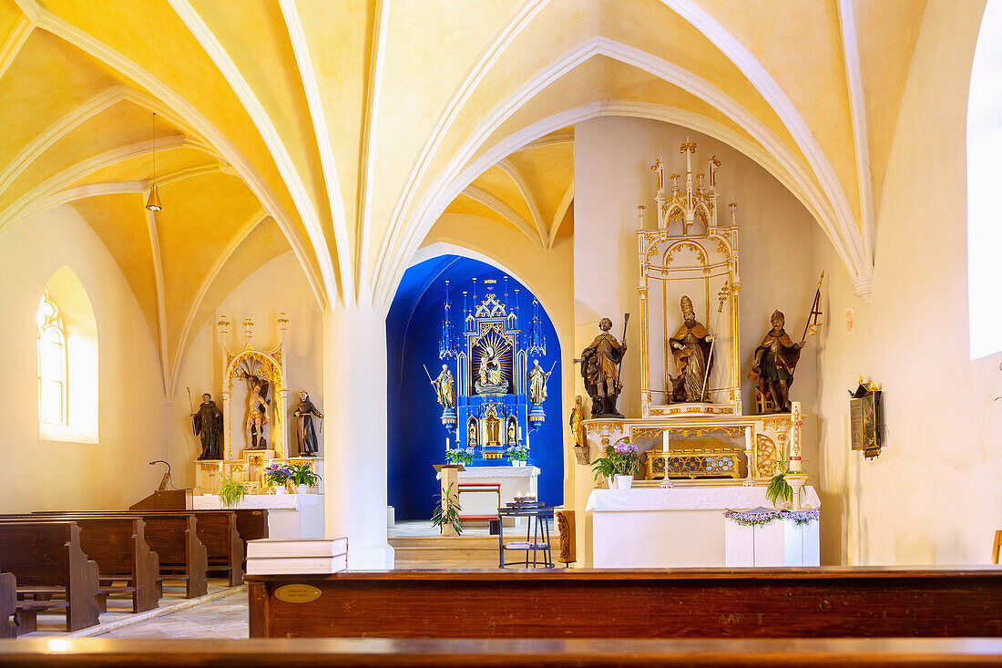 Langenbach, Wallfahrtskirche Maria Rast, Innenraum mit gotischem Gewölbe in Oberbayern, Bayern, Deutschland