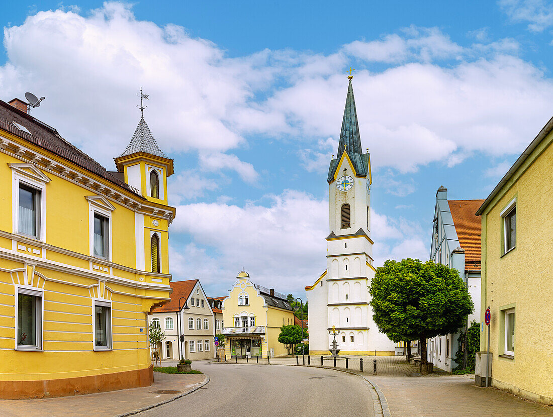 Parish Church of St. Martin and historic town houses on Marktstrasse in Nandlstadt in Upper Bavaria, Bavaria, Germany
