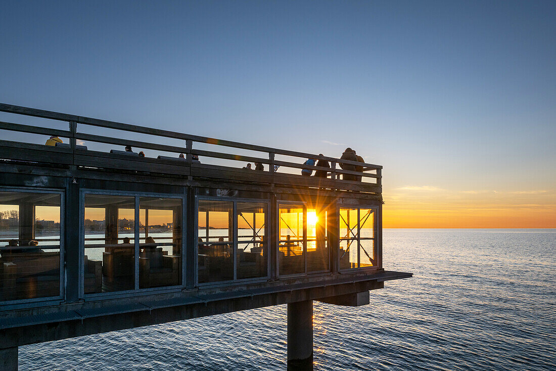 Die Lounge der Seebrücke in Heiligenhafen zum Sonnenuntergang, Ostsee, Ostholstein, Schleswig-Holstein, Deutschland