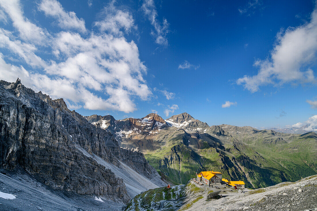 Rifugio Quinto Alpini mit Monte Confinale, Ortlergruppe, Nationalpark Stilfser Joch, Lombardei, Italien