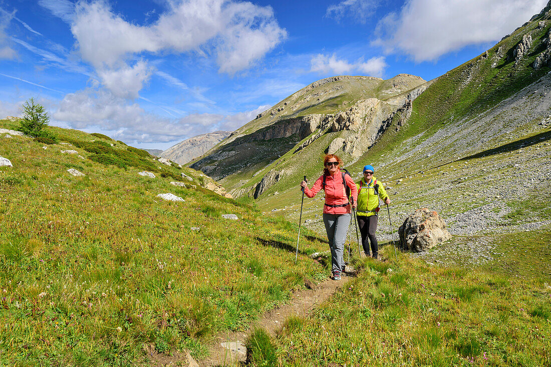 Mann und Frau beim Wandern in der Chambeyron-Gruppe, Chambeyron-Gruppe, Alp-de-Haute-Provence, Cottische Alpen, Frankreich