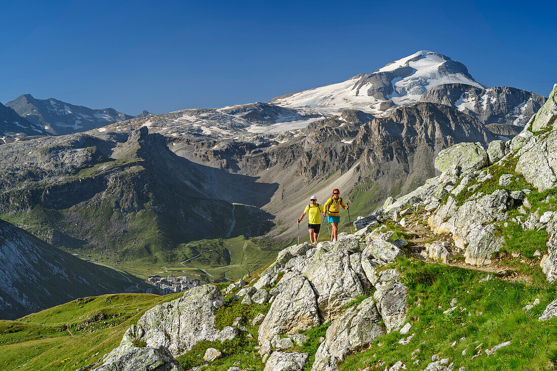Man and woman hiking with La Grande Motte in the background, Tignes, Vanoise National Park, Vanoise, Savoy, France