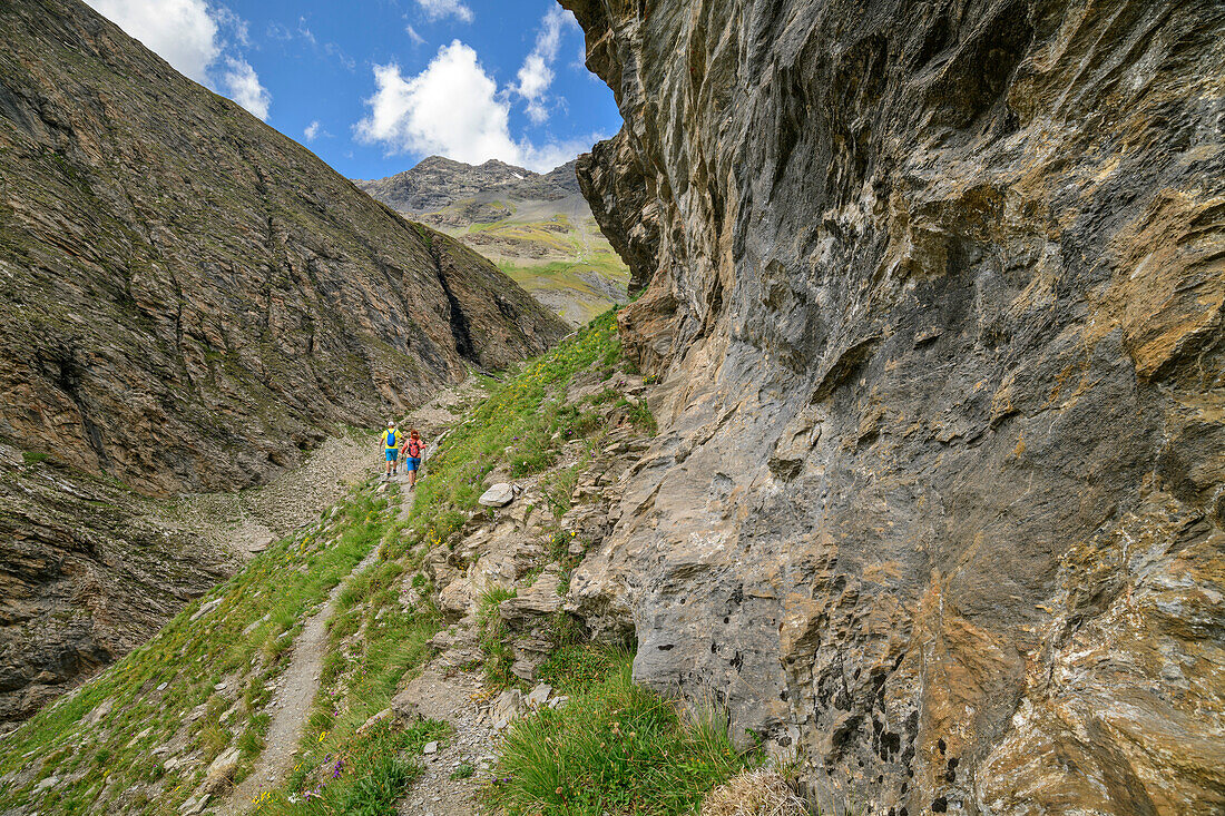 Mann und Frau beim Wandern steigen am Lenta auf zum Col d'Iseran, Nationalpark Vanoise, Vanoise, Savoyen, Frankreich