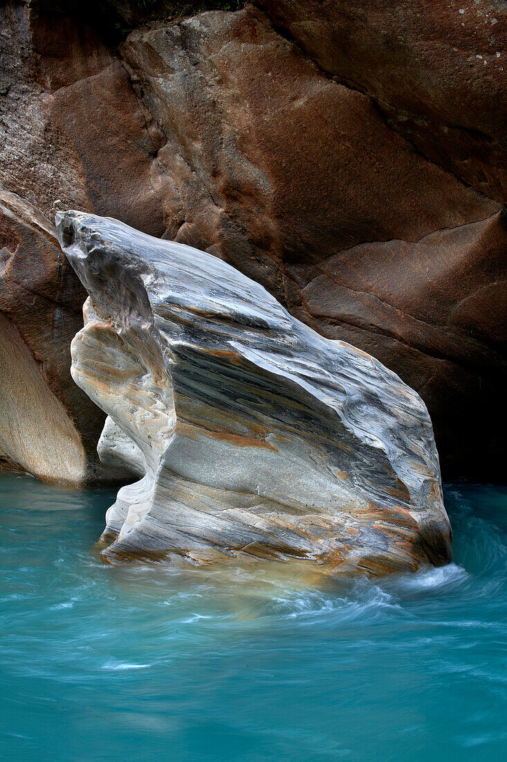 Alaknanda river metamorphic boulder, Uttarakhand, India