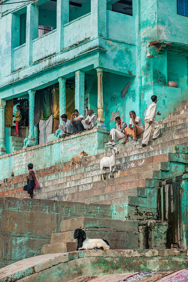 Aktivität am Flussufer des Ganges, Varanasi, Indien