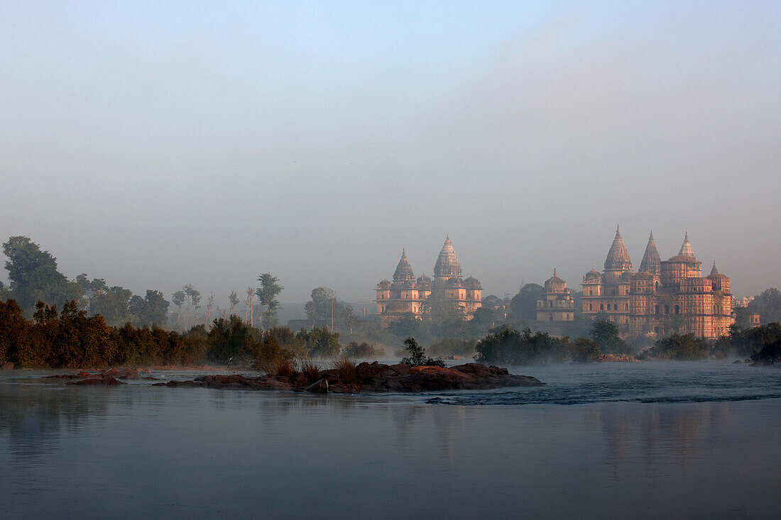 Die Chhatris, Orchha, Madhya Pradesh, Indien