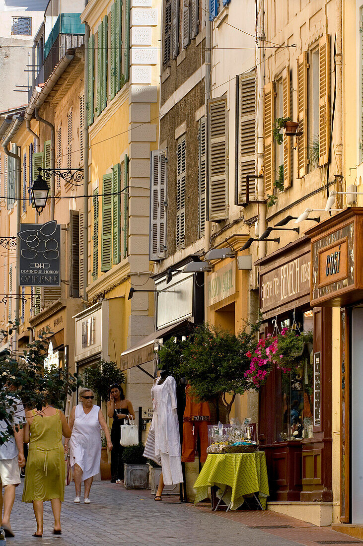 Straßenszene mit Geschäften und Käufern in Sanary sur Mer, Südfrankreich
