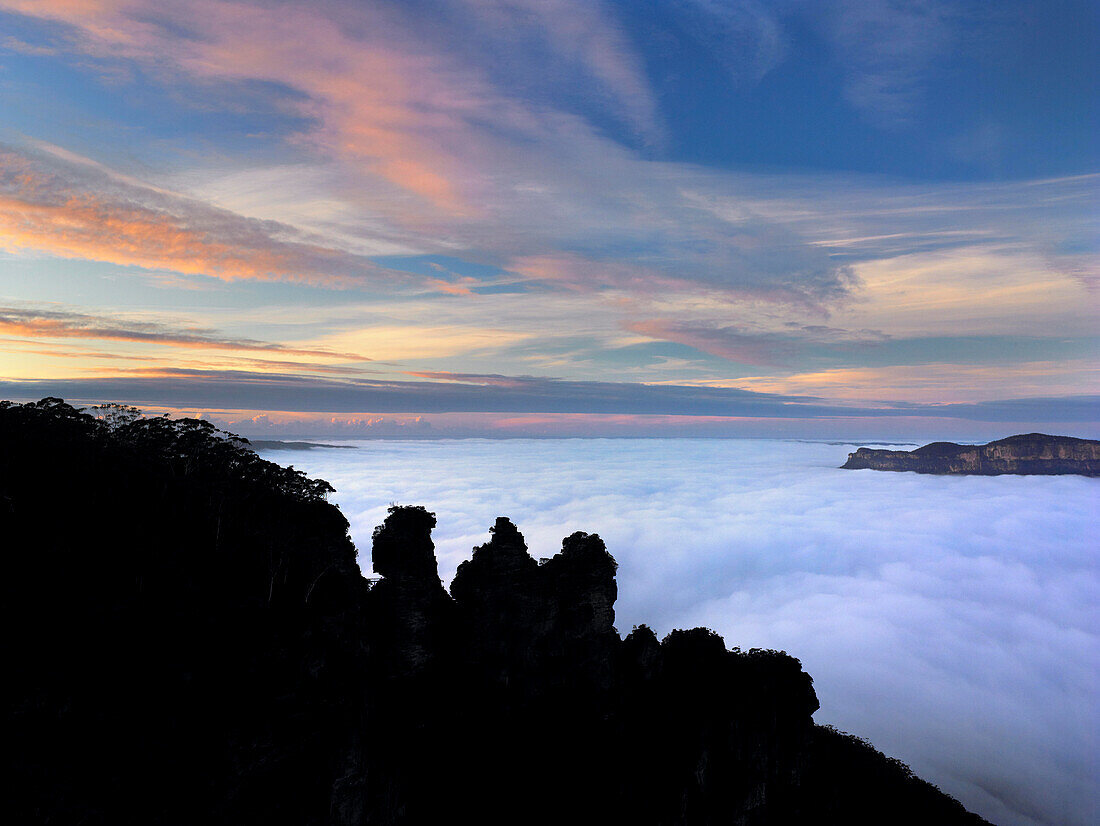 3 Sisters at dawn, Katoomba, Blue Mountains, NSW, Australia