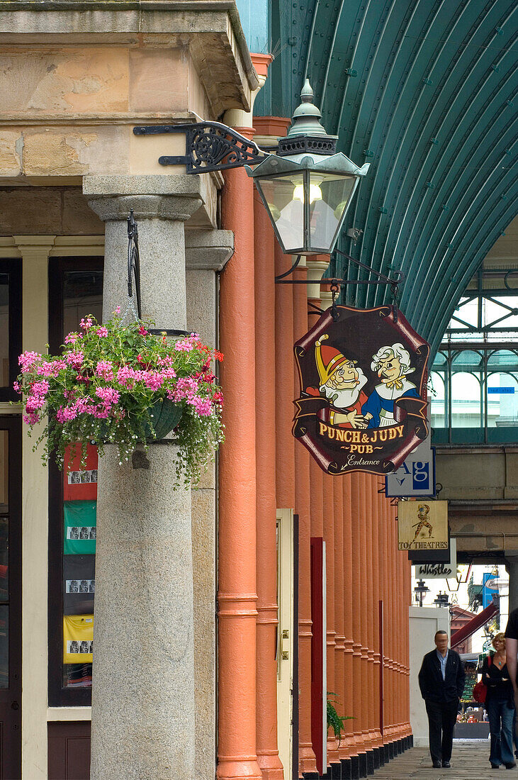 Punch and Judy Zeichen und Blumenampel, Covent Garden Market, London