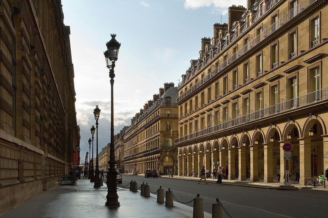 Rue de Rivoli in der Nähe des Louvre, Paris, Frankreich