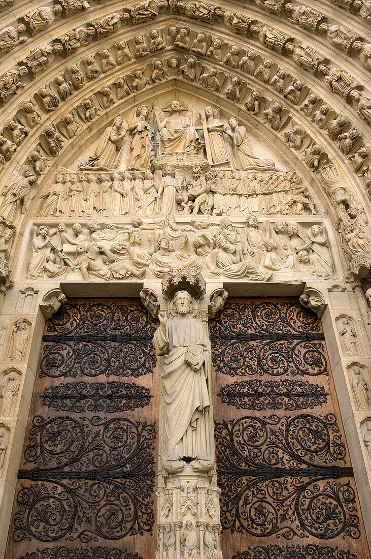 Portal des Jüngsten Gerichts und geschnitzte Steindetails auf der Vorderseite von Notre Dame