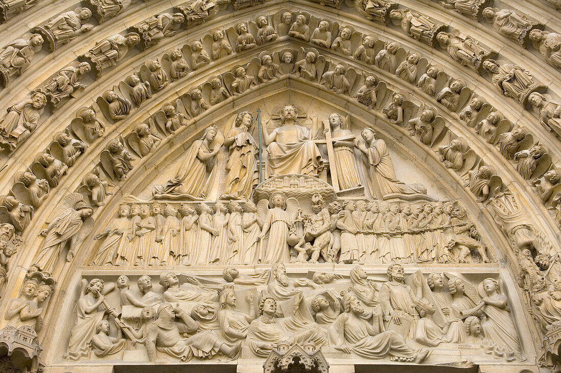 Portal des Jüngsten Gerichts und geschnitzte Steindetails auf der Vorderseite von Notre Dame
