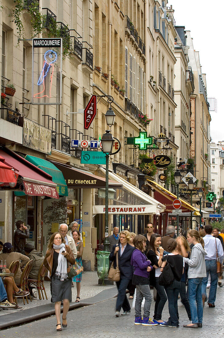 Menschen auf der Straße, Geschäfte, Cafés und Schilder, Rue Montorgueil, Paris, Frankreich