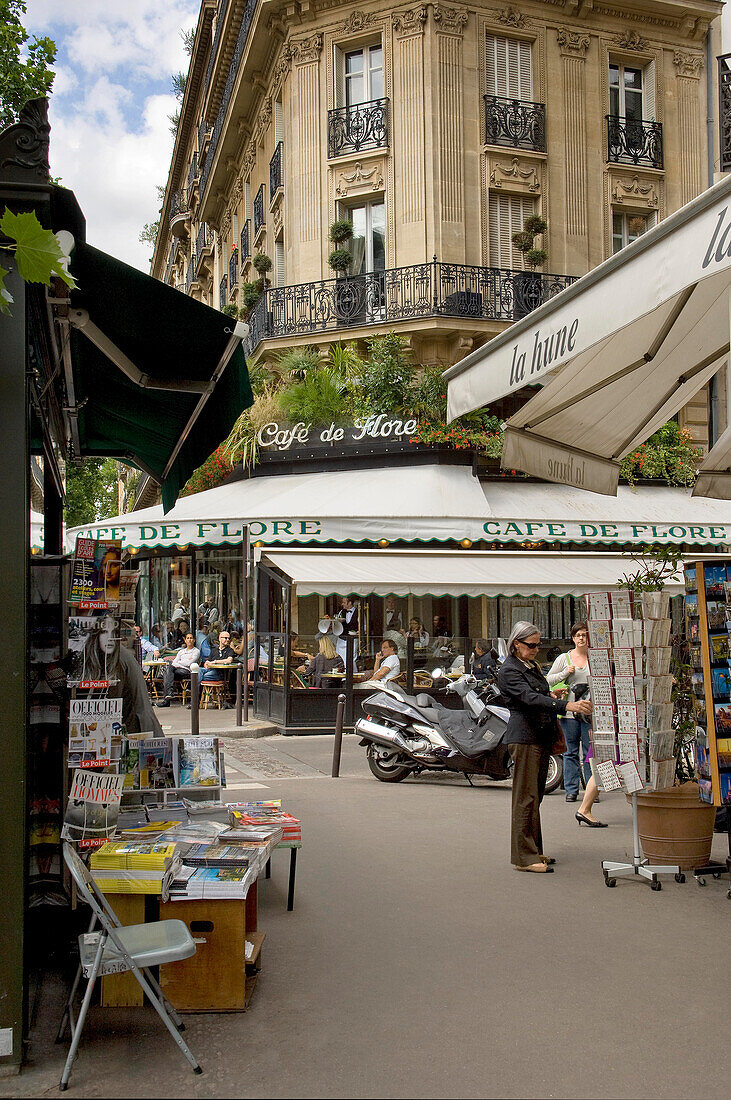 Straßenszene in Paris, Boulevard St Germain mit Cafe de Flore im Hintergrund