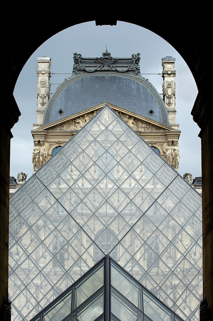ThePyramid Eingang im Louvre, Paris, Frankreich