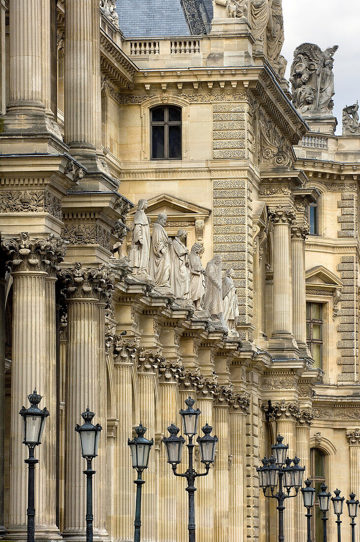 Architektonische Details und Statuen im Richelieu-Flügel des Louvre-Museums, Paris, Frankreich