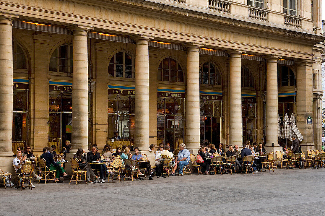 Menschen im Cafe Bar Nemours, Place Colette, in der Nähe des Louvre, Paris, Frankreich