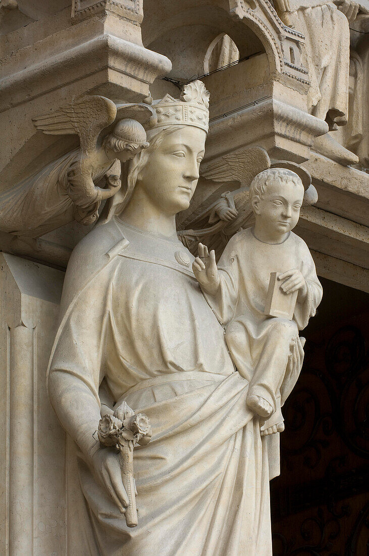 Portal der Jungfrau und geschnitzte Steindetails auf der Vorderseite von Notre Dame Cathedral, Paris, Frankreich