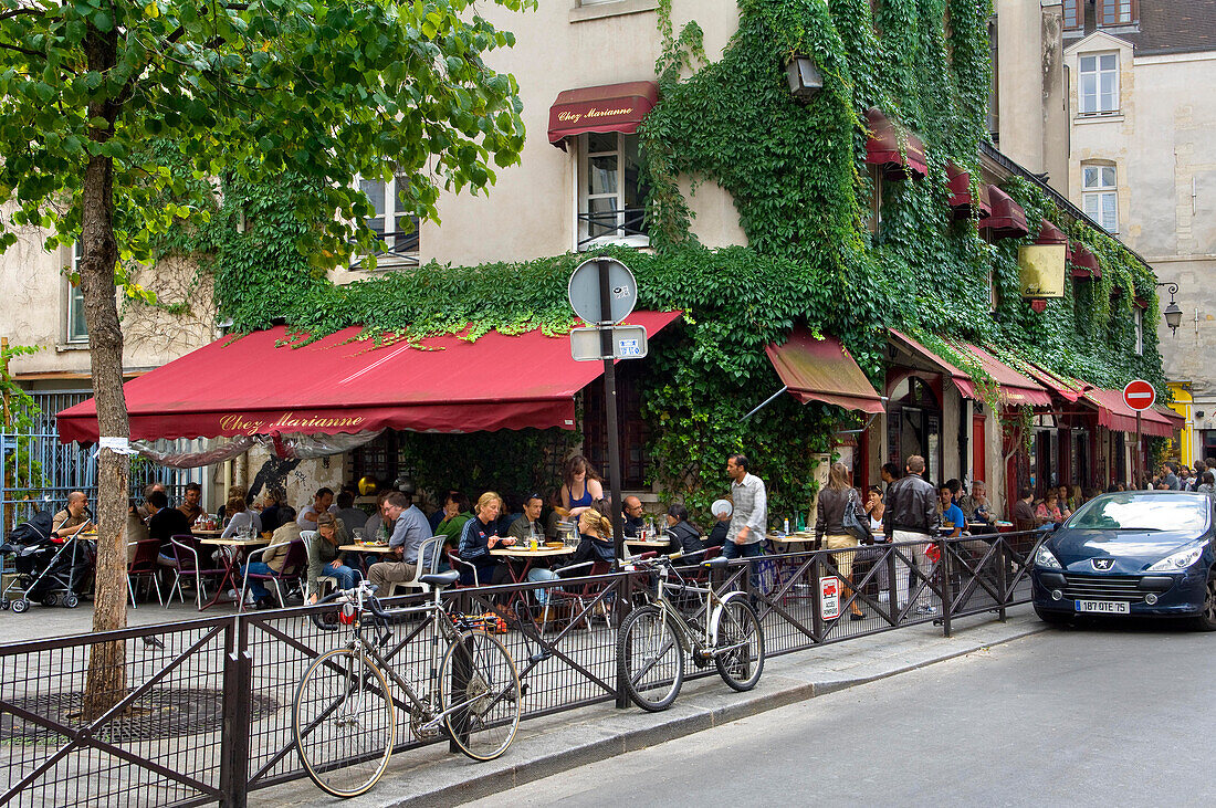 Menschen essen im Chez Marianne Restaurant, Marais-Viertel, Paris, Frankreich