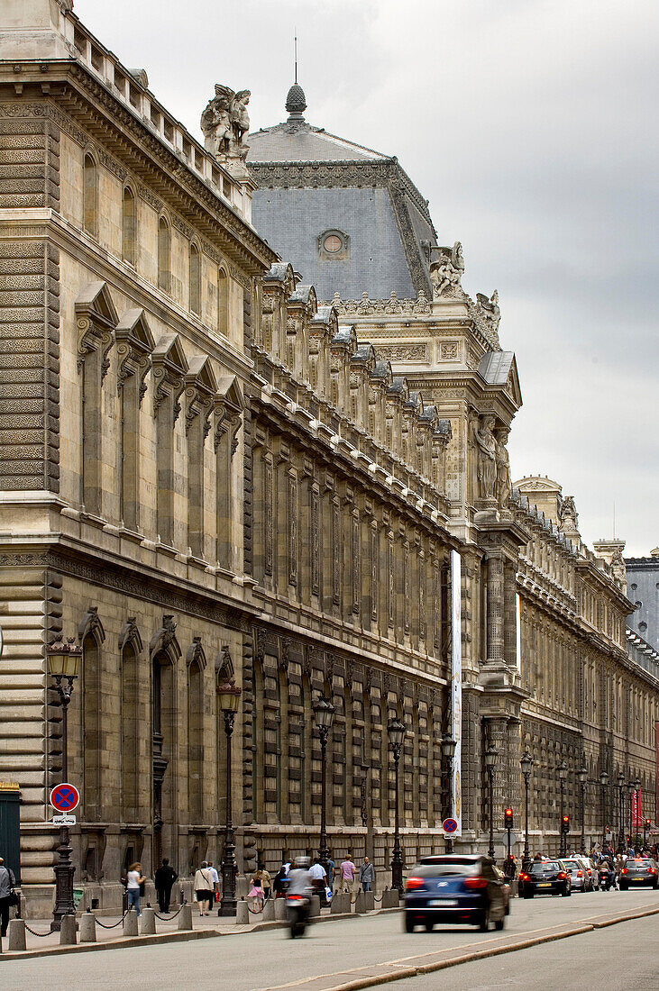 Richelieu-Flügel des Louvre-Museums, Rue de Rivoli mit Fahrrad und Auto, Paris, Frankreich