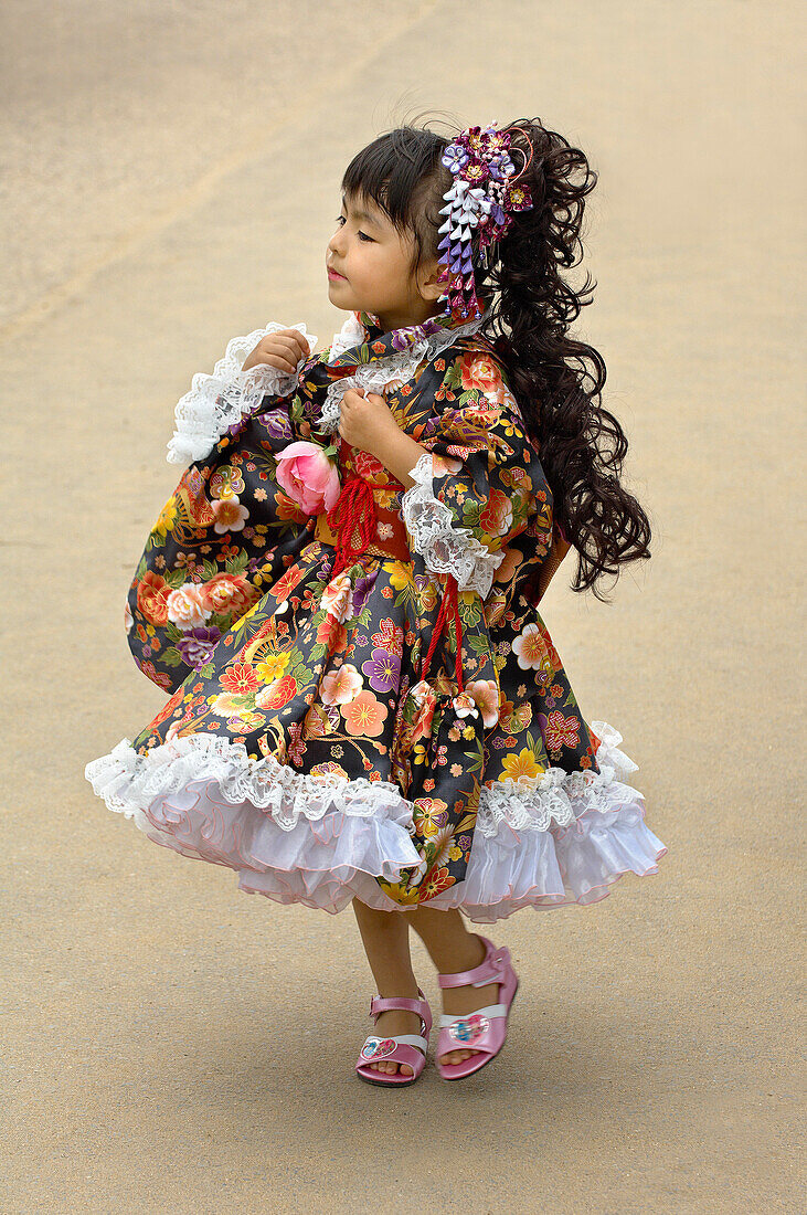 Junges Mädchen im Kleid, Maekawa Iris Festival, Itako City, Japan