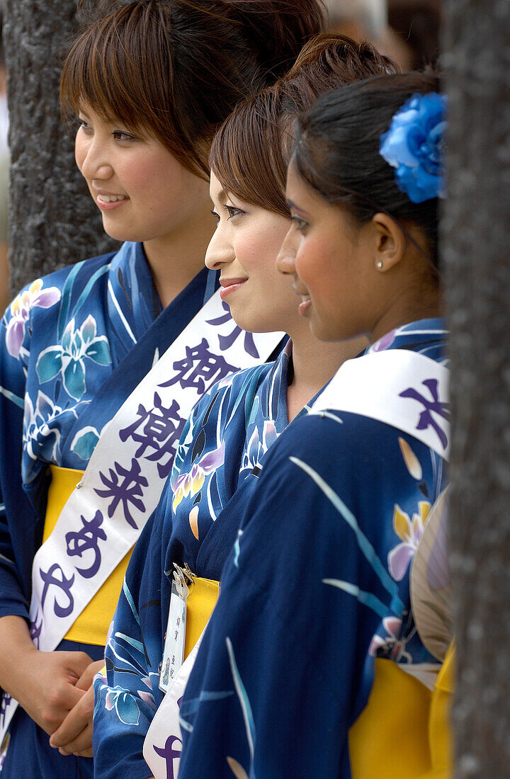 Gastfreundschaftliche Mädchen in Iris Kimono, Maekawa Iris Festival, Itako City, Japan