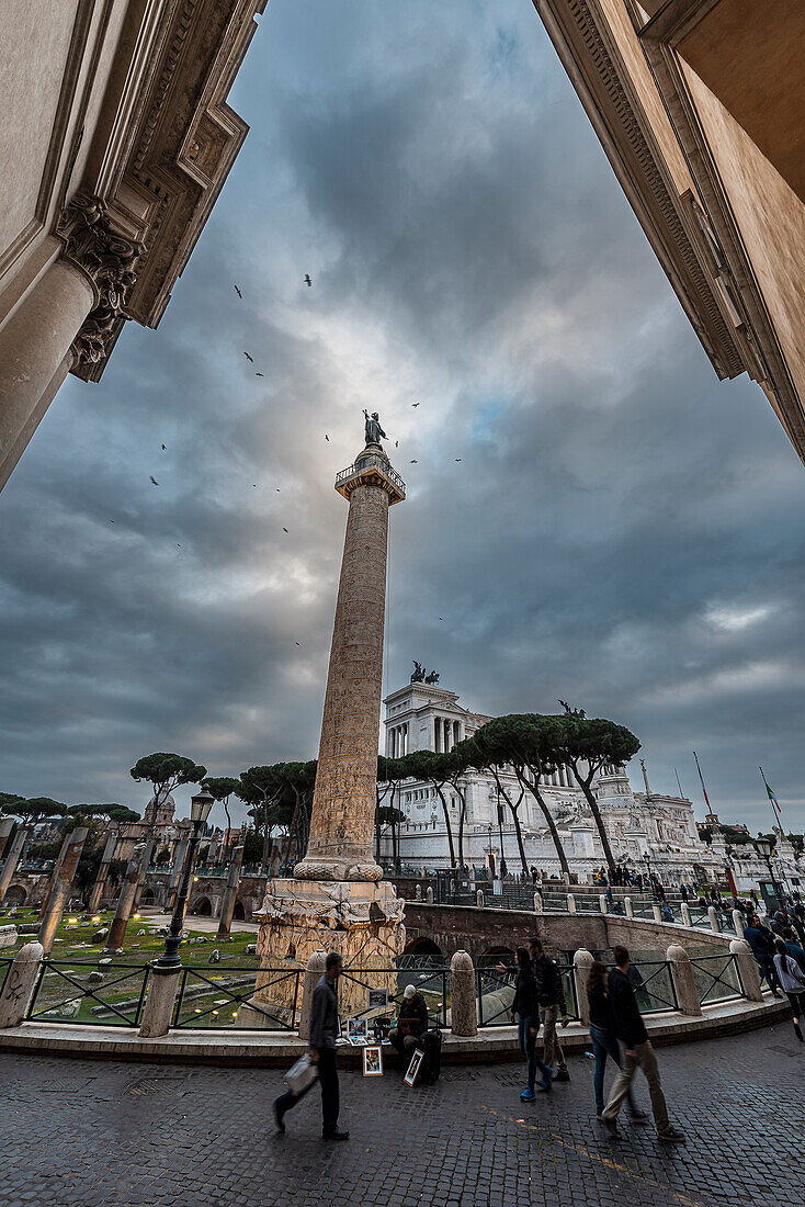 Trajansforum mit Trajanssäule und der Kirche Santa Maria di Loreto im Vordergrund, Rom, Latium, Italien, Europa