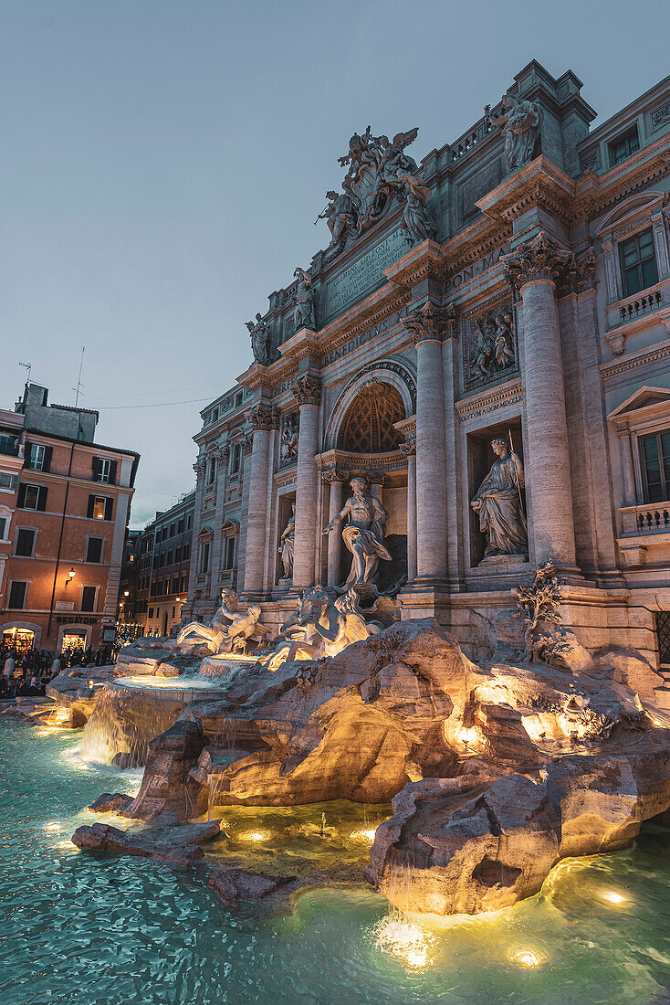 Touristen am Trevi-Brunnen, Rom, Latium, Italien, Europa