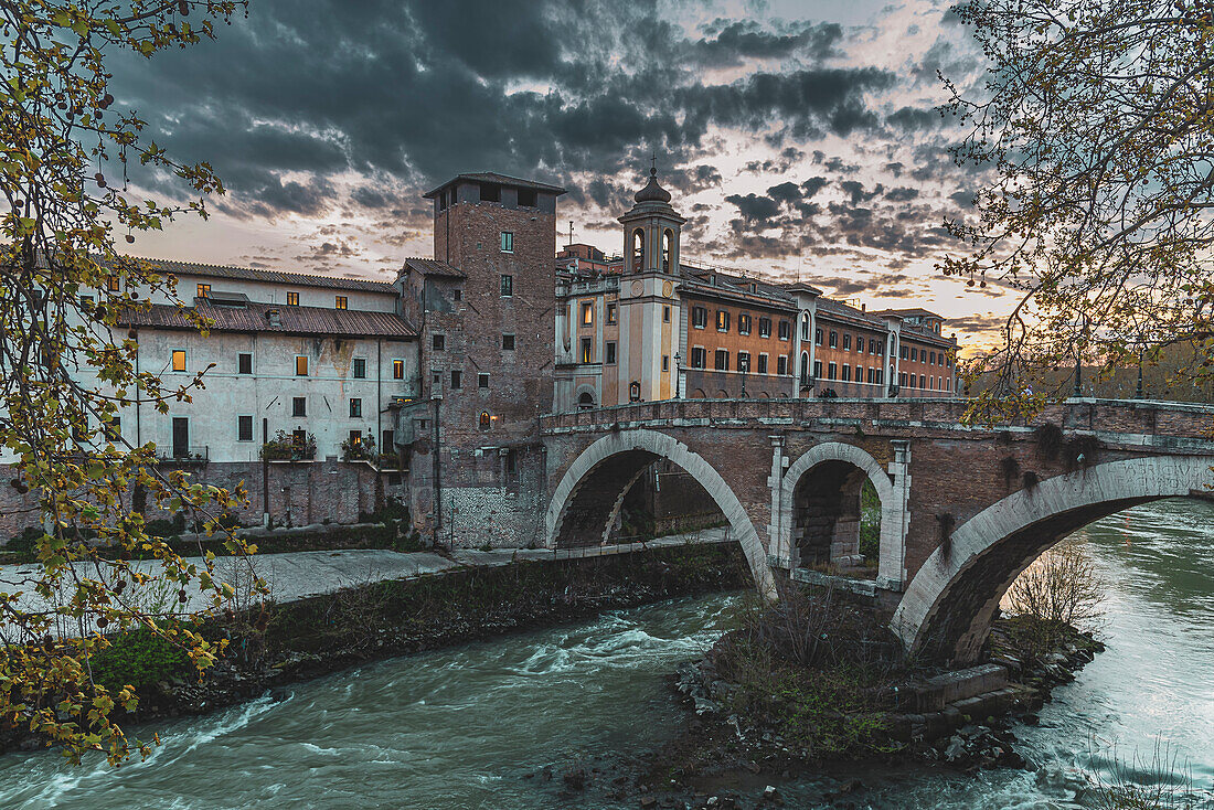 Fussgängerbrücke Ponte dei Quattro Capi auf der Tiberinsel (Isola Tiberina), Rom, Latium, Italien, Europa