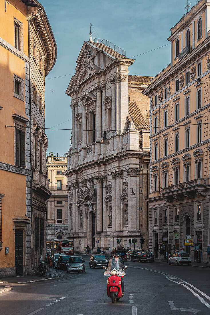 Rote Vespa vor Sant’Andrea della Valle, Rom, Latium, Italien, Europa