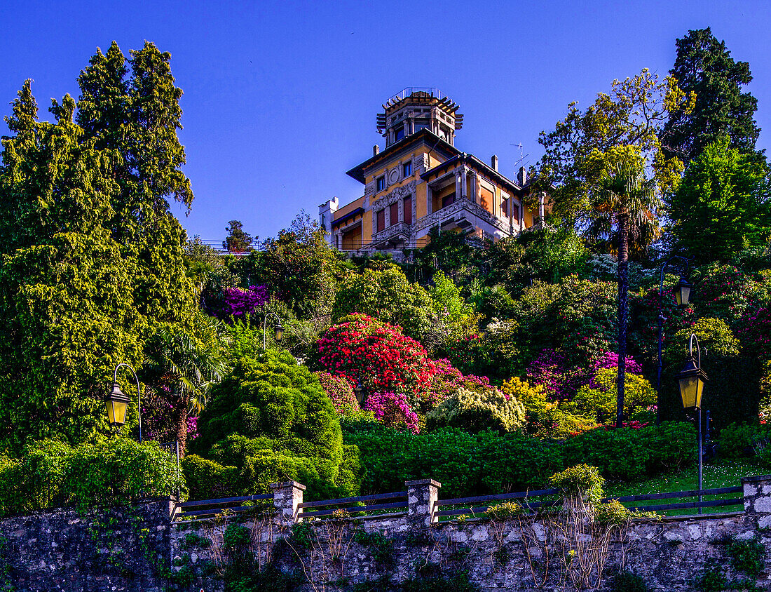 Villa in einem Garten in Stresa, Lago Maggiore; Piemont; Italien