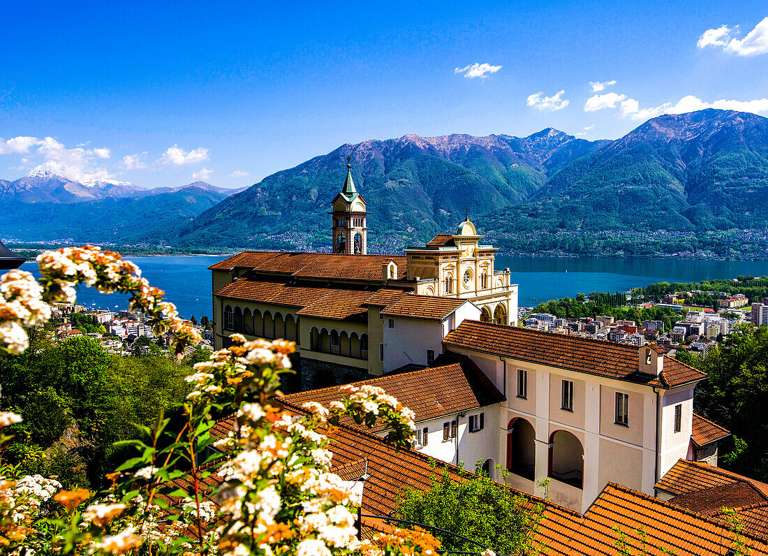 Die Wallfahrtskirche Madonna del Sasso mit Blick auf die Alpen und den Lago Maggiore, Tessin, Schweiz