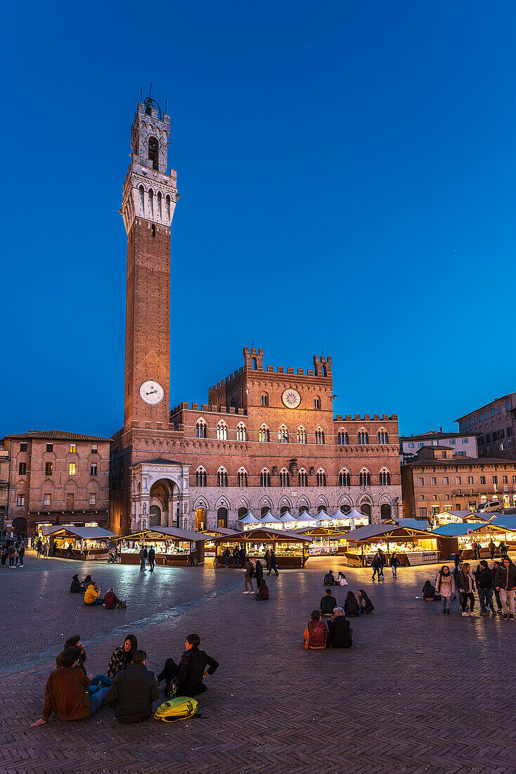 Evening mood at the Piazza Del Campo, Torre Del Mangia tower, Palazzo Pubblico town hall, Siena, Tuscany, Italy, Europe