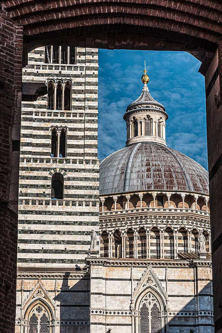 Blick durch Gasse auf den Kirchturm des Doms, Siena, Toskana, Italien, Europa