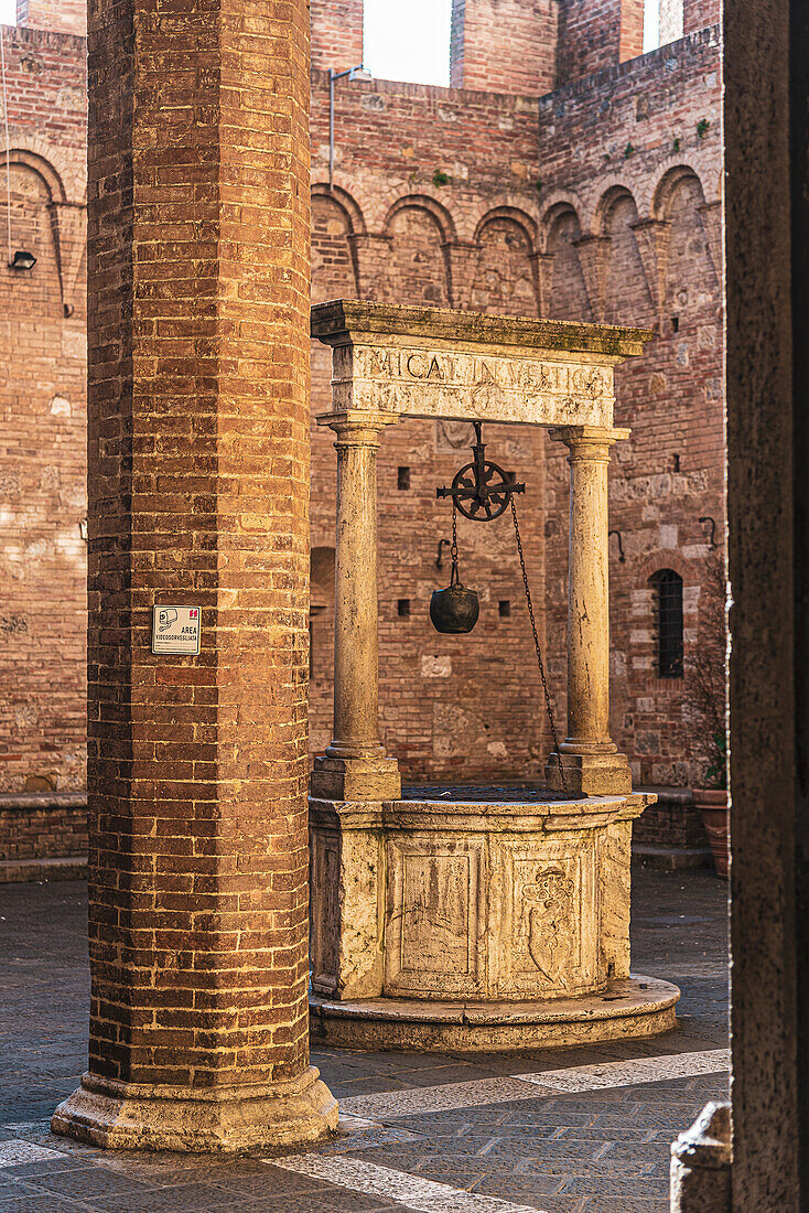 Brunnen am Palazzo Chigi Saracini, Siena, Toskana, Italien, Europa