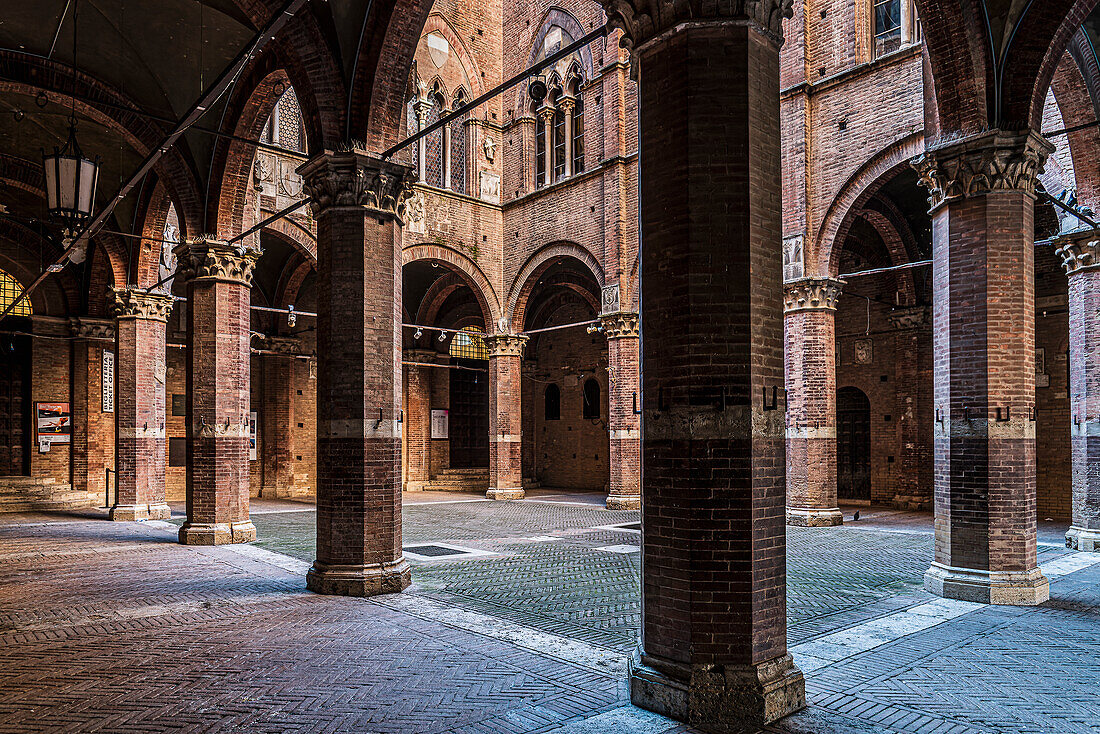 Courtyard of the Town Hall, Palazzo Pubblico, Piazza Del Campo, Siena, Tuscany, Italy, Europe